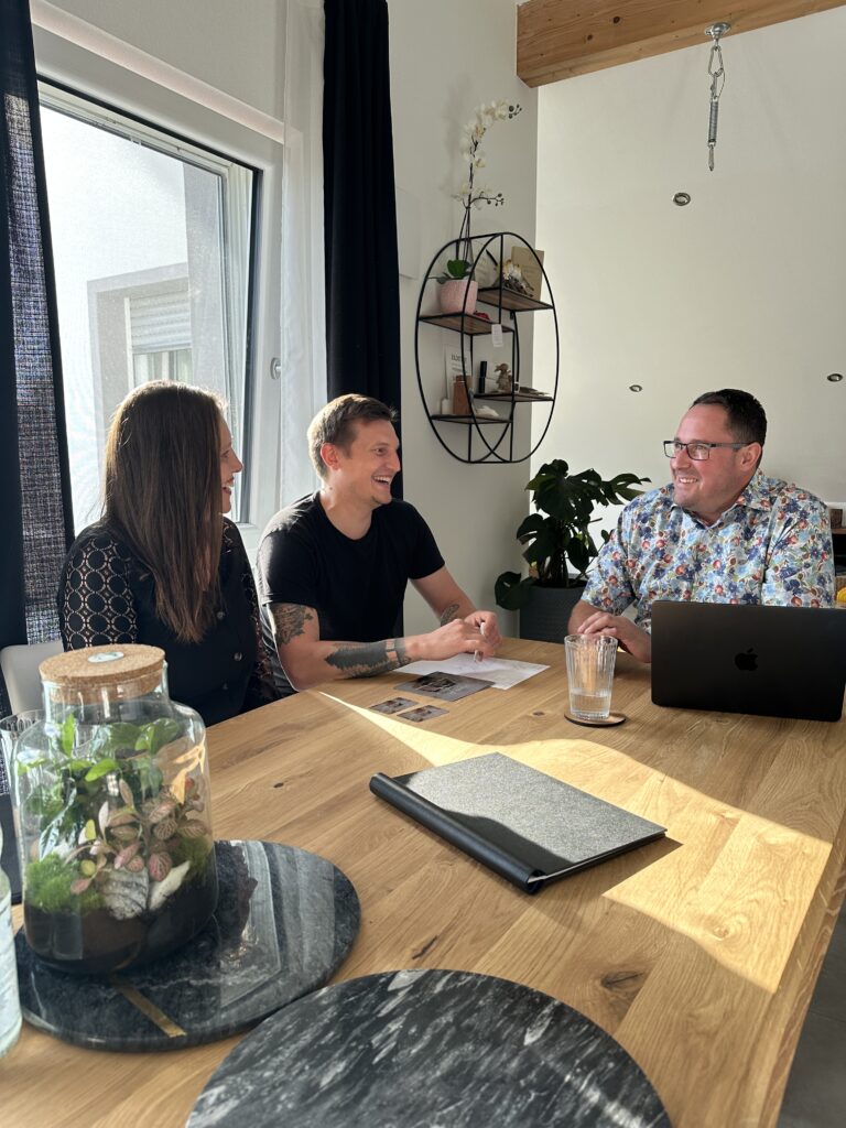 Freier Trauredner Florian Böhm trifft sich mit einem Paar und bespricht Hochzeitspläne.