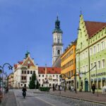 Charmantes Freisinger Straßenbild mit historischen Gebäuden, darunter das Rathaus. Ideale Location für eine Freisinger Trauung.