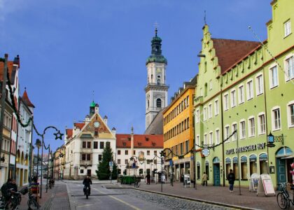 Charmantes Freisinger Straßenbild mit historischen Gebäuden, darunter das Rathaus. Ideale Location für eine Freisinger Trauung.