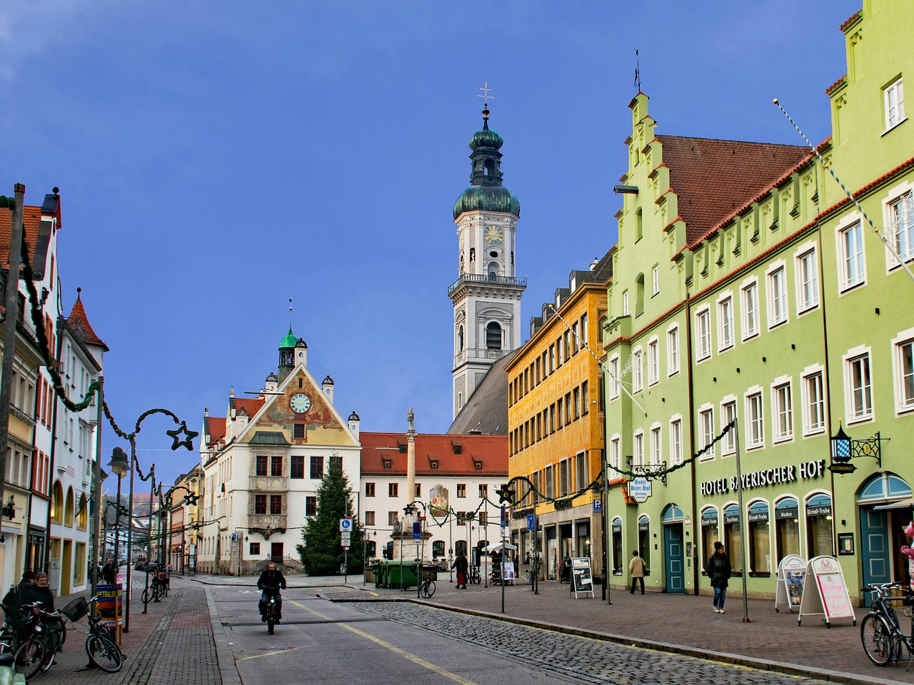 Charmantes Freisinger Straßenbild mit historischen Gebäuden, darunter das Rathaus. Ideale Location für eine Freisinger Trauung.