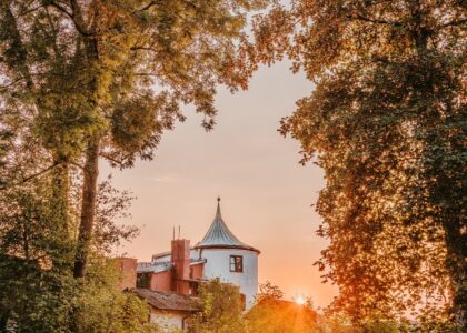 Ein Bild von Moosburg hinter einem Wald
