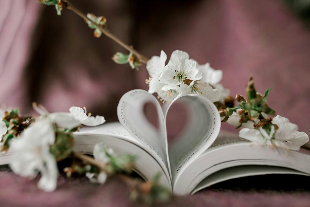 Buch mit Herzseiten und Freie Trauung Blumendekoration.
