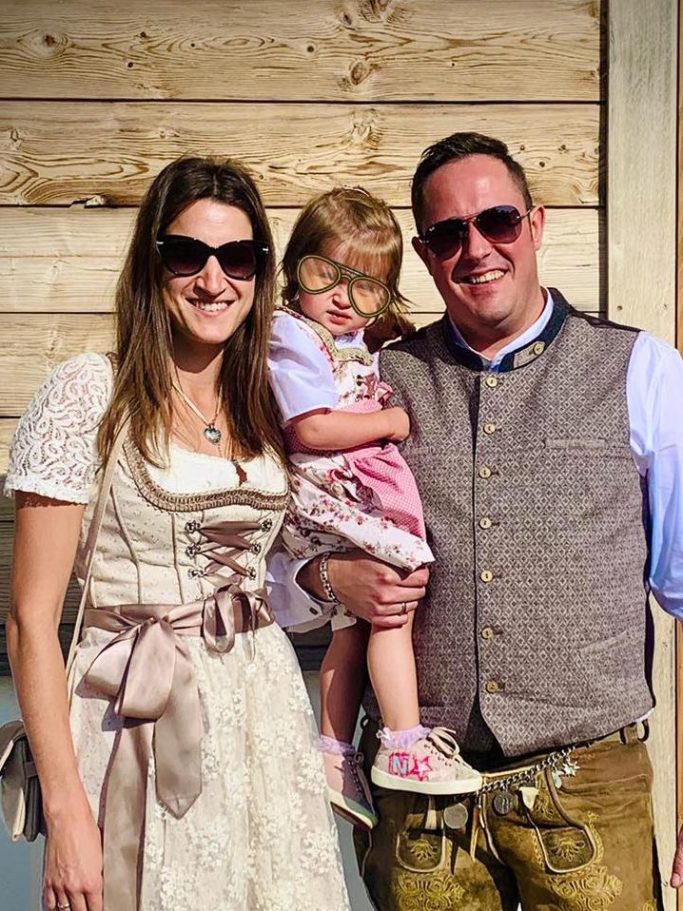 Familie in traditioneller bayerischer Kleidung mit Kleinkindtochter