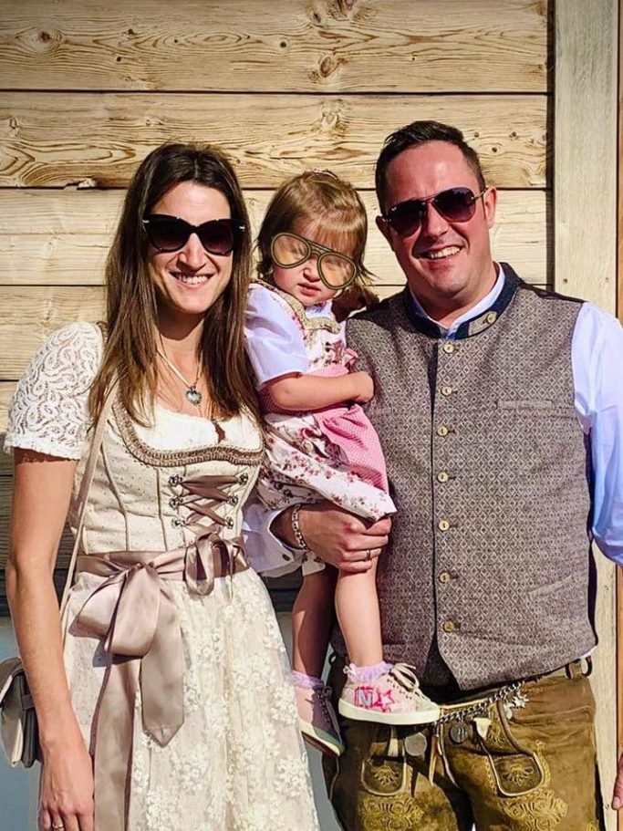 Familie in traditioneller bayerischer Kleidung mit Kleinkindtochter