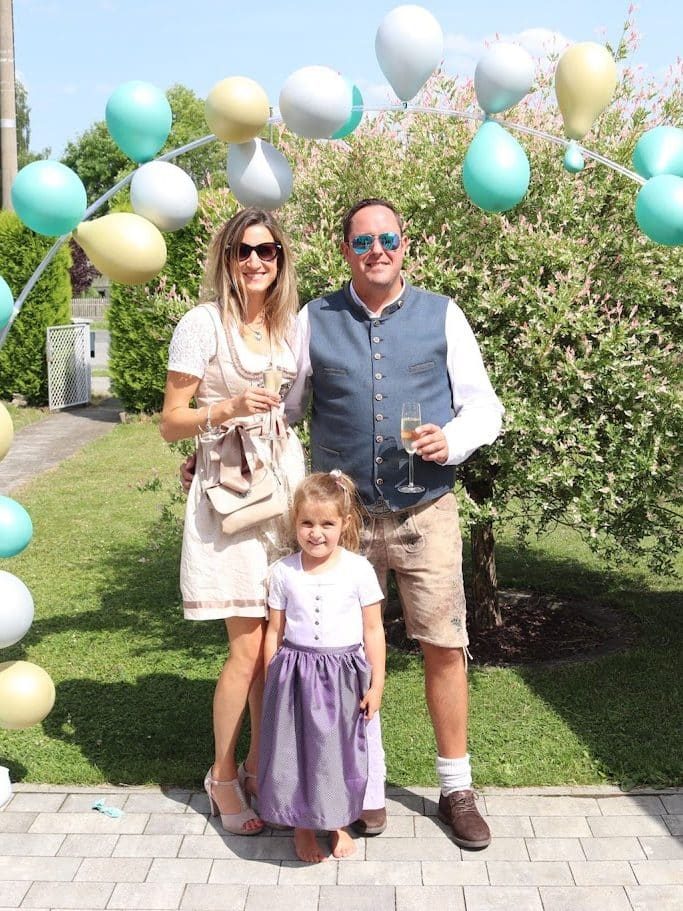 Glückliche Familie in traditioneller bayerischer Kleidung feiert, möglicherweise eine Hochzeit.